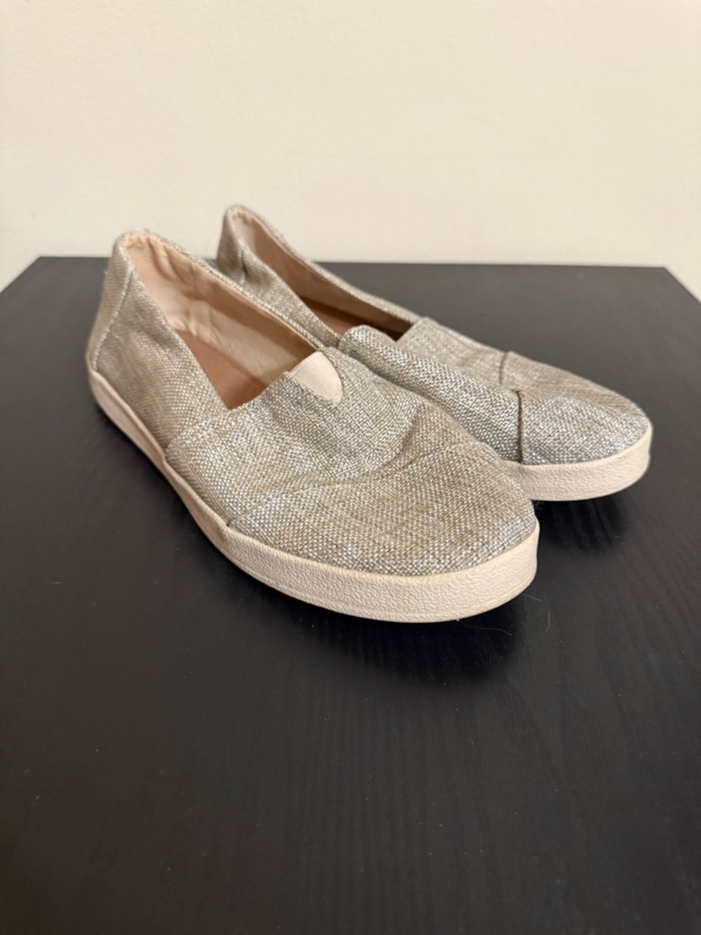 TOMS SIZE 9.5 BEIGE LINEN CANVAS SLIP ON ROUND TOE COMFORT WALKING SHOES AVALON
